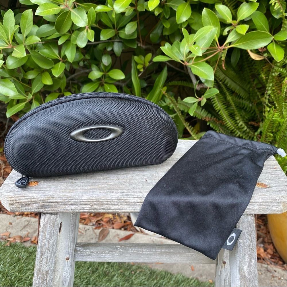 Oakley Black Logo Zip Top Sunglasses/Glasses Case w/Wristlet Handle